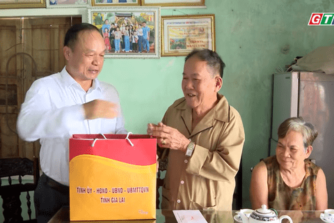 Phó Chủ tịch UBND tỉnh thăm, tặng quà cho gia đình chính sách